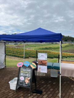 隠れ家cuco（くこ）です。
昨日のピクニックマルシェ

出店させて頂きました〜
短い時間でしたが
お客様たくさんご来店いただき
ありがとうございました♪

相変わらず
写真撮るのも忘れて

ただ眺める
のどかだなぁ〜😌
などと

結局、載せれる写真が無い💦

気持ちよく
お仕事させて頂きました〜

ご来店ご来場のお客様
出店者様

そして企画運営と
いつも声をかけて

私を引っ張り出してくれる
@sukrayoga_souko さん🤭

ありがとうございました〜
皆さん、お疲れ様でした〜

また何かの機会に
お会い出来たら嬉しいです 
#イベント #本庄 #伊勢崎 
#マルシェ #ドライヘッドスパ #ヨガ