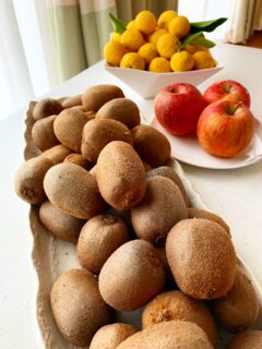 隠れ家cuco（くこ）です。
毎年の戴き物
無農薬キウイ🥝

ドゥの仕事帰り

いつも寒い中、
外で待っていてくださる

「どうぞビタミン摂ってください」と。

毎年ありがとうございます

ドゥの会員様
いつも温かい言葉も。

助けられているのは
私のほうです

寒い日が続きます

皆様、ご自愛ください

#感謝 
#師走 
#ドゥスポーツプラザ上里