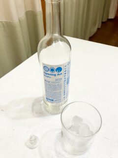 隠れ家cuco（くこ）です
息子ふたりがやって来て

ひたすら作る

パスタがいいな
うん、生クリームあるからすぐ出来るよ〜

サラダ食べる〜？
いつものね、ビネガーいれる？入れない？

年末に漬け込んでたスペアリブあるよ〜
食べて〜ダメになっちゃうからさ〜

パスタ足りなかったらさ、玄米ならあるよ〜
俺はタラコは白米で食べたい
いや、俺は玄米でいいよ〜

あるもので作る作る誕生日

ふたりの息子が帰って

ワイン呑んで
ハイボール呑んで
ゆっくりお風呂でネフリ

後で宅配で届くからさ〜
楽しみに待ってろよ〜お母

いいよいいよ
ふたりにご飯食べさせてあげれる幸せ

君らの顔見れただけで
最高だわ私

サンキュー

ふたりの帰った#残骸 
その後の至福の#お酒 

なんかさ、あったかい気持ちに
なれたわ〜

あんがとね〜

#母 は嬉しかったよ