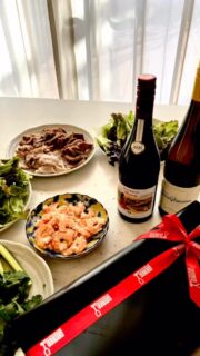 隠れ家cuco（くこ）です
日曜の昼下がり

なにやら
還暦の祝いをしてくれるとの事

生春巻き
こちら彼女の得意料理

鯛の昆布締め
昨夜次男が仕込んだらしい
etc

次男から

香りを愉しむワイングラス
とやらを
戴いて。

久しぶりに
ゆっくり話せたね〜

#家族 
#母息子 #コーギー