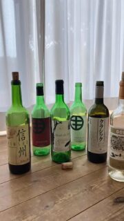 隠れ家cuco（くこ）です。
二日間の駅中マルシェ終わりました〜
初出店「オカンとオレ」

ワインとノンアル自家製サングリア🍷とアテの店

2日目の本庄駅は12時開店から
終始ひっきりなしのお客様

身内知人が立ち飲みで
沢山ワインを呑んだり
おしゃべりとワイワイ

こんなにも
オカンとオレを気にかけてくださって
わざわざ足を運んでくださって

とても楽しくそして感動の二日間でした😭

友達いない私なのに
こんなにも皆さんに
支えてもらってるんだなと
本当に嬉しくて泣けてしまいました

2日目は忙しいのと楽しいのとで
最後のお客様の写真しか撮れませんでした〜

たくさんの知人友人
と家族に感謝しております

本当に本当にありがとうございました😭
#マルシェ 
#高崎線 #リカレント スクール
無事、卒業です
友人知人家族
通りすがりの方
全ての方に#感謝 しかない
#ありがとう ごさいました