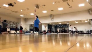 隠れ家cuco（くこ）です。
毎週土曜18:30〜19:30
楽しむアシュタンガヨガ

8月最後の土曜とあって
10名という少人数

こんな時こそ
とにかくひとつひとつを

丁寧に練習しようと。

シッティング動画撮れてなかったけど
とことん丁寧にやりましたね〜

上達のコツは
兎に角
基本に忠実に丁寧に。

#アシュタンガヨガ 
#呼吸 と#動き