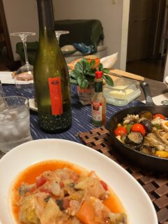 隠れ家cuco（くこ）です。
仕事終わって昨夜は友人宅へ

発表会のお疲れ様会をしてくれると。

美味しい手料理と
出雲の白ワインを。

職場で知り合い
ふたりの仕事は息が合って。

いつかまた一緒に仕事したいと。

我が家のお店が始まったら
土曜の夕方は彼女に任せ

私はヨガを教え
帰ったら私が店に立つ。

そんな妄想のような
構想を企て

だって、そうしたければ
そうすればいいだけ

学びは深いなぁ

ふたりとも
良い歳のとり方をして来たと思う

いや、思いたい笑笑

#夢#相棒